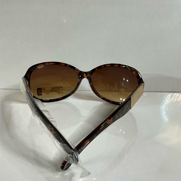 Chic Tortoise Shell Sunglasses - Picture 3 of 5